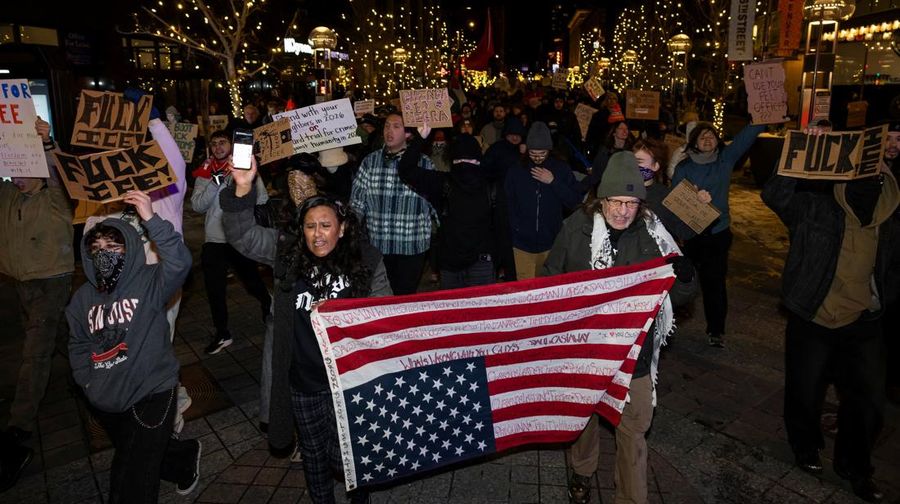 emonstrasi menentang peningkatan penegakan hukum imigrasi, beberapa hari setelah penembakan fatal terhadap Renee Nicole Good oleh agen Imigrasi dan Bea Cukai AS (ICE), di Denver, Colorado, AS, Jumat (9/1/2025). (REUTERS/Kevin Mohatt)