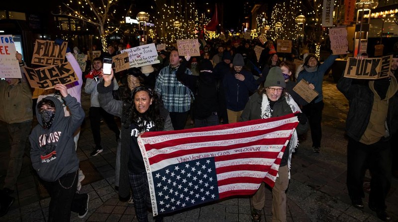 emonstrasi menentang peningkatan penegakan hukum imigrasi, beberapa hari setelah penembakan fatal terhadap Renee Nicole Good oleh agen Imigrasi dan Bea Cukai AS (ICE), di Denver, Colorado, AS, Jumat (9/1/2025). (REUTERS/Kevin Mohatt)
