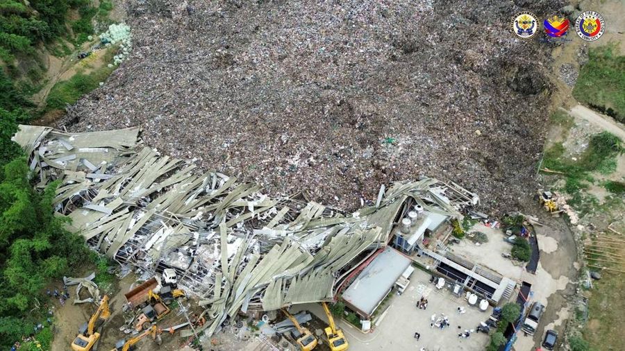 Foto udara tempat pembuangan akhir (TPA)_ sampah yang longsor di Binaliw, Kota Cebu, Filipina, Jumat (9/1/2026). (Cebu City Fire Station/Handout via REUTERS)