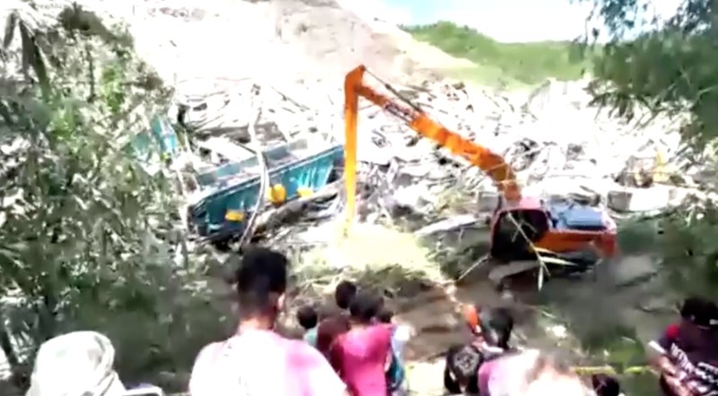 Foto udara tempat pembuangan akhir (TPA) sampah yang longsor di Binaliw, Kota Cebu, Filipina, Jumat (9/1/2026). (Cebu City Fire Station/Handout via REUTERS)