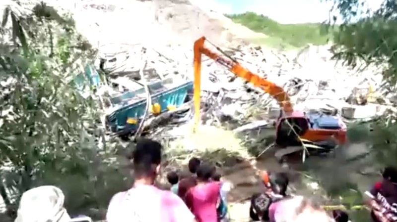 Foto udara tempat pembuangan akhir (TPA) sampah yang longsor di Binaliw, Kota Cebu, Filipina, Jumat (9/1/2026). (Cebu City Fire Station/Handout via REUTERS)