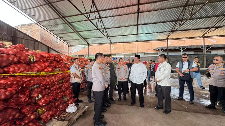Menteri Pertanian, Andi Amran Sulaiman sidak 133,5 ton bawang bombay berpenyakit di Semarang. (Dok. Kementerian Pertanian)