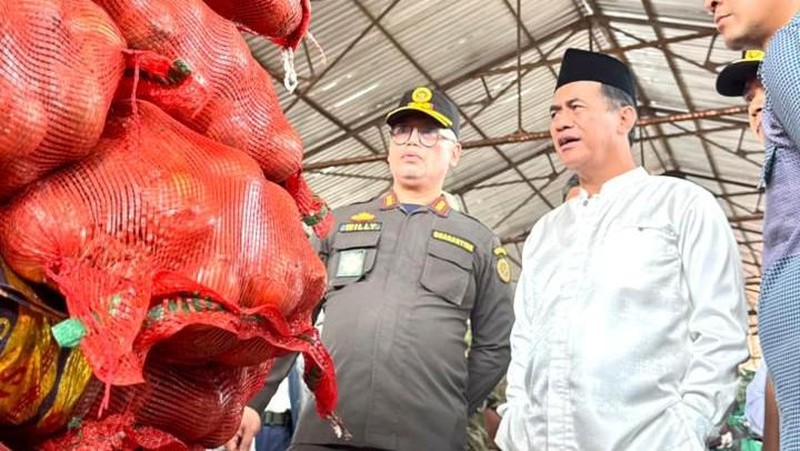 Menteri Pertanian, Andi Amran Sulaiman sidak 133,5 ton bawang bombay berpenyakit di Semarang. (Dok. Kementerian Pertanian)