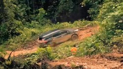 Saat Gubernur Kaltim Terjebak Jalan Rusak Jelang HUT ke-69