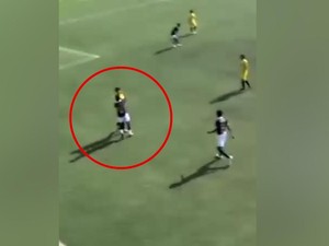 Terjadi Lagi Kekerasan di Lapangan Bola, Pemain Tinju Lawan hingga KO