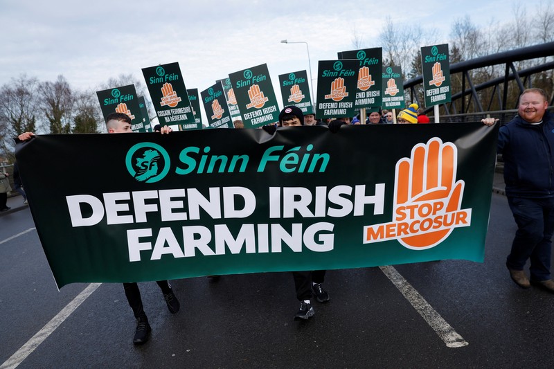 Petani Irlandia memprotes kesepakatan perdagangan Mercosur, di Athlone, irlandia, Sabtu (10/1/2025). (REUTERS/Clodagh Kilcoyne)