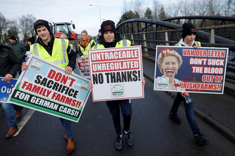 Petani Irlandia memprotes kesepakatan perdagangan Mercosur, di Athlone, irlandia, Sabtu (10/1/2025). (REUTERS/Clodagh Kilcoyne)