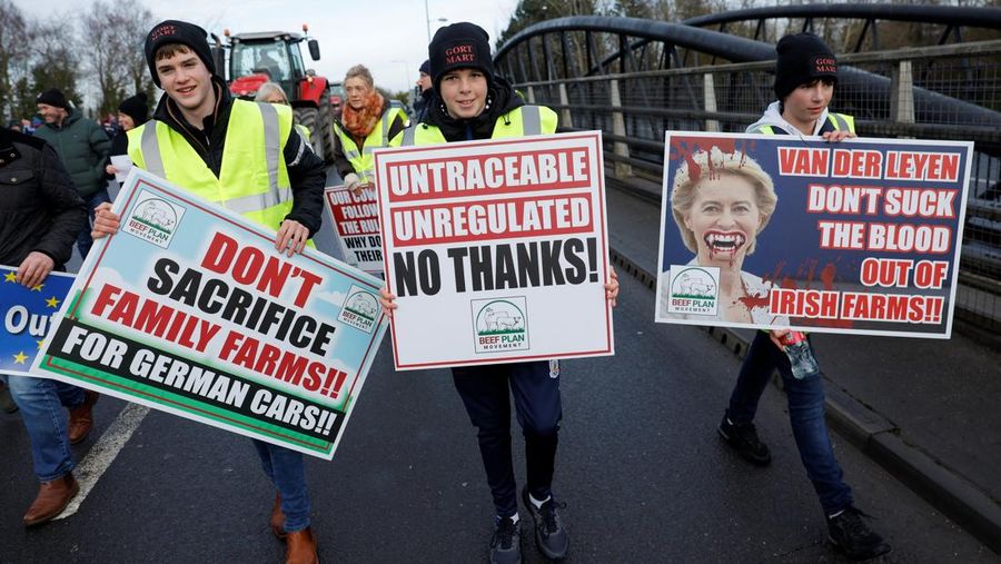 Petani Irlandia memprotes kesepakatan perdagangan Mercosur, di Athlone, irlandia, Sabtu (10/1/2025). (REUTERS/Clodagh Kilcoyne)