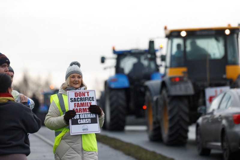 Petani Irlandia memprotes kesepakatan perdagangan Mercosur, di Athlone, irlandia, Sabtu (10/1/2025). (REUTERS/Clodagh Kilcoyne)