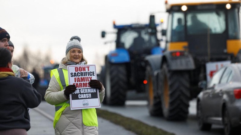 Petani Irlandia memprotes kesepakatan perdagangan Mercosur, di Athlone, irlandia, Sabtu (10/1/2025). (REUTERS/Clodagh Kilcoyne)