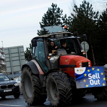 Penampakan Petani Irlandia Ngamuk-Turun ke Jalan Bawa Traktor