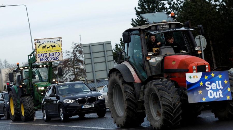 Petani Irlandia memprotes kesepakatan perdagangan Mercosur, di Athlone, irlandia, Sabtu (10/1/2025). (REUTERS/Clodagh Kilcoyne)