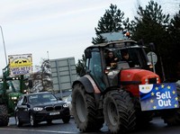 Penampakan Petani Irlandia Ngamuk-Turun ke Jalan Bawa Traktor