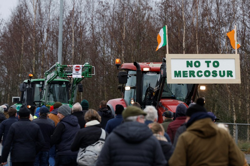 Petani Irlandia memprotes kesepakatan perdagangan Mercosur, di Athlone, irlandia, Sabtu (10/1/2025). (REUTERS/Clodagh Kilcoyne)