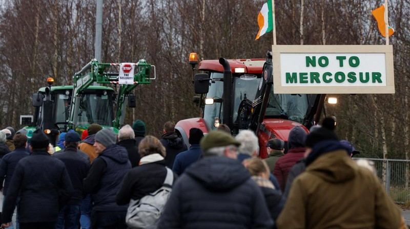 Petani Irlandia memprotes kesepakatan perdagangan Mercosur, di Athlone, irlandia, Sabtu (10/1/2025). (REUTERS/Clodagh Kilcoyne)