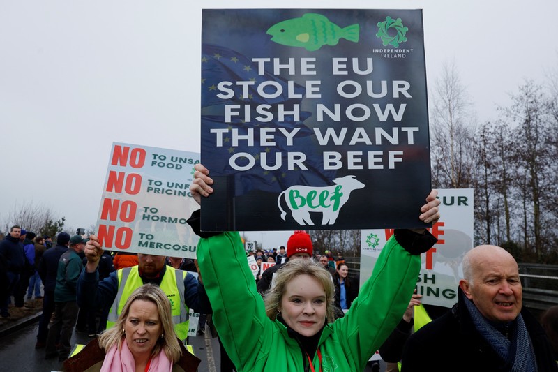 Petani Irlandia memprotes kesepakatan perdagangan Mercosur, di Athlone, irlandia, Sabtu (10/1/2025). (REUTERS/Clodagh Kilcoyne)