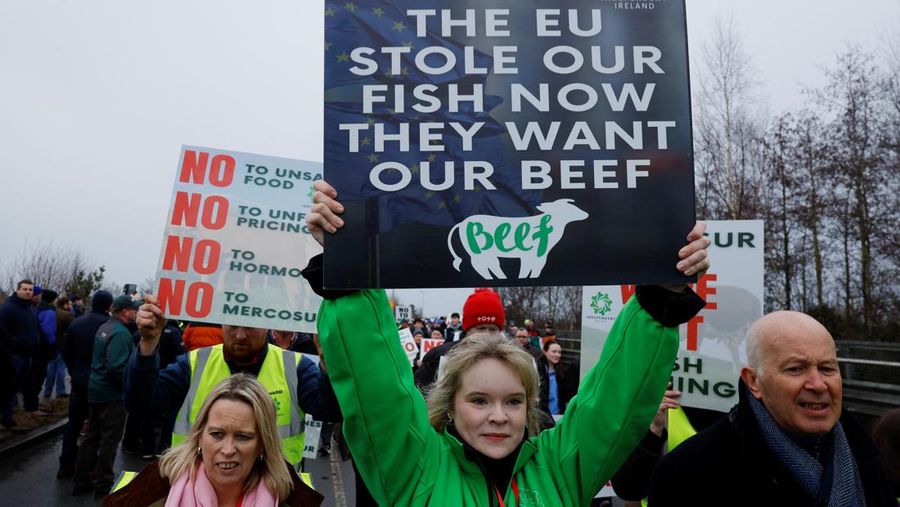 Petani Irlandia memprotes kesepakatan perdagangan Mercosur, di Athlone, irlandia, Sabtu (10/1/2025). (REUTERS/Clodagh Kilcoyne)