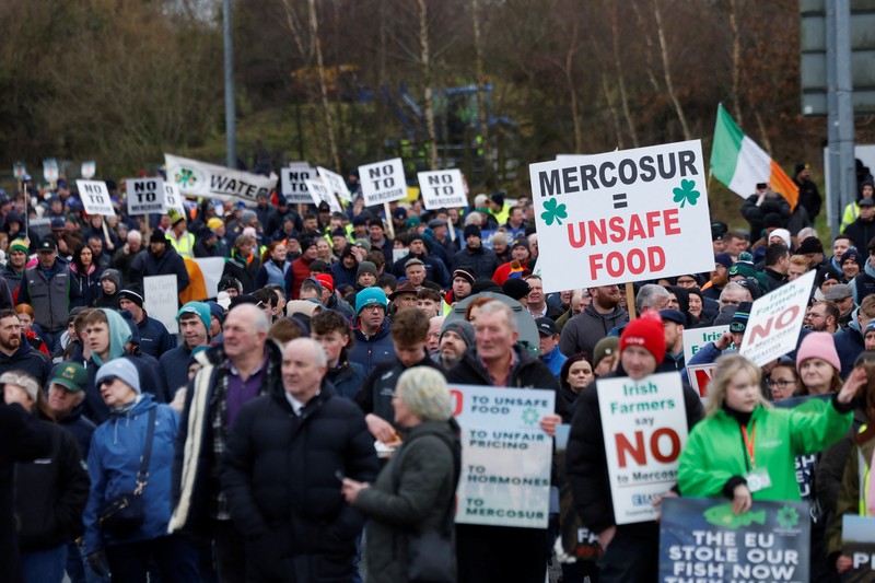 Petani Irlandia memprotes kesepakatan perdagangan Mercosur, di Athlone, irlandia, Sabtu (10/1/2025). (REUTERS/Clodagh Kilcoyne)