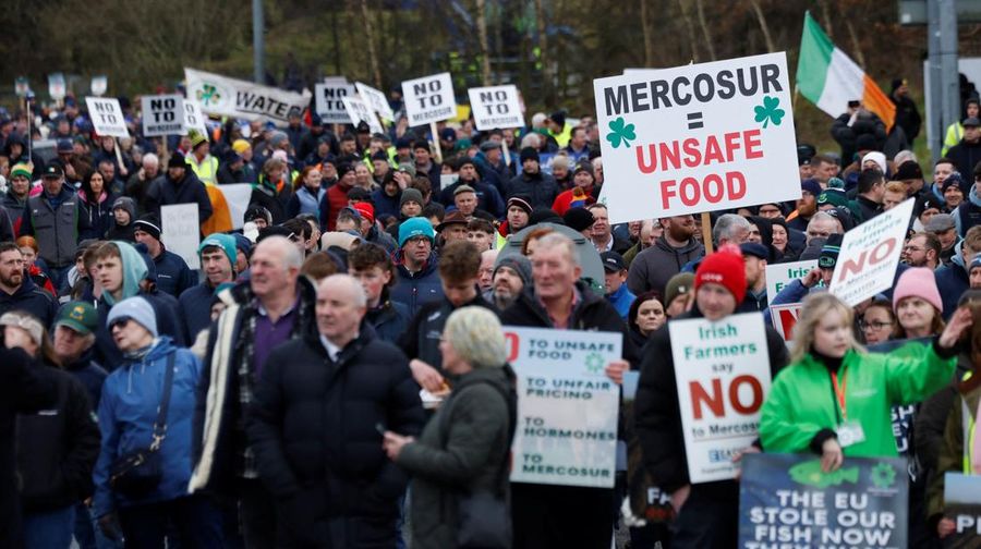 Petani Irlandia memprotes kesepakatan perdagangan Mercosur, di Athlone, irlandia, Sabtu (10/1/2025). (REUTERS/Clodagh Kilcoyne)