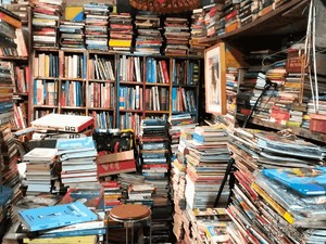 Sesak dan Berdebu Tapi Dicari, Pesona Jhon Book Store Pamulang