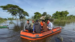 Saat Gibran Naik Perahu Karet-Beri Atensi Khusus Banjir Kalsel