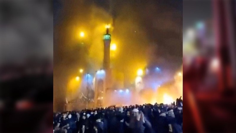 Asap mengepul saat para pengunjuk rasa berkumpul di tengah kerusuhan anti-pemerintah yang berkembang di Mashhad, provinsi Razavi Khorasan, Iran, Sabtu (10/1/2026). (via REUTERS/SOCIAL MEDIA)