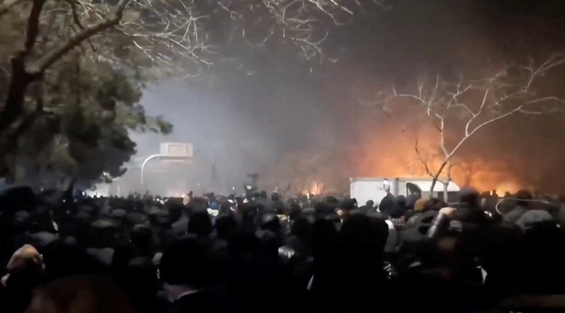 Asap mengepul saat para pengunjuk rasa berkumpul di tengah kerusuhan anti-pemerintah yang berkembang di Mashhad, provinsi Razavi Khorasan, Iran, Sabtu (10/1/2026). (via REUTERS/SOCIAL MEDIA)