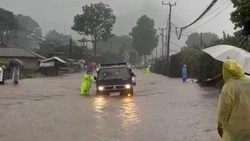 Hujan Picu Banjir di Jalur Singaraja-Denpasar, Lalin Tersendat-Warga Dievakuasi