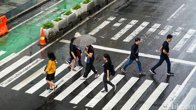 Jakarta Diguyur Hujan, Warga Tetap Beraktivitas