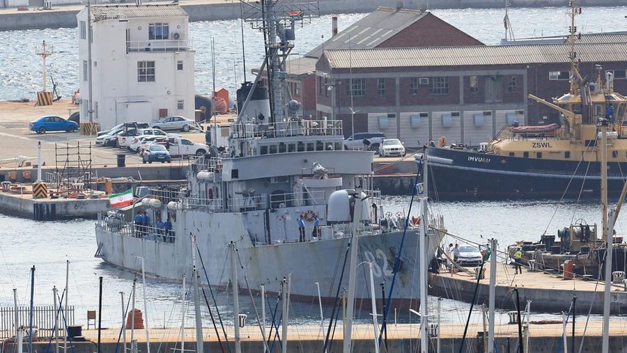 Kapal perang negara-negara BRICS Plus tiba untuk latihan maritim bersama di perairan Afrika Selatan, Jumat (9/1/2026). (REUTERS/Esa Alexander)