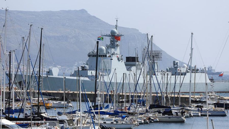 Kapal perang negara-negara BRICS Plus tiba untuk latihan maritim bersama di perairan Afrika Selatan, Jumat (9/1/2026). (REUTERS/Esa Alexander)