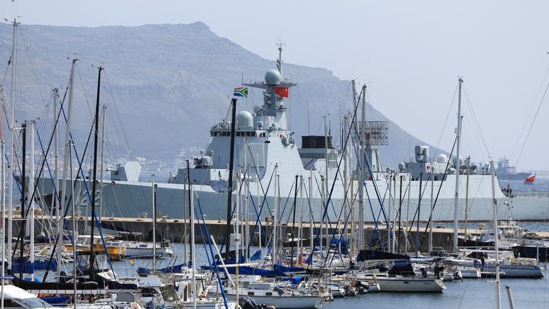 Kapal perang negara-negara BRICS Plus tiba untuk latihan maritim bersama di perairan Afrika Selatan, Jumat (9/1/2026). (REUTERS/Esa Alexander)