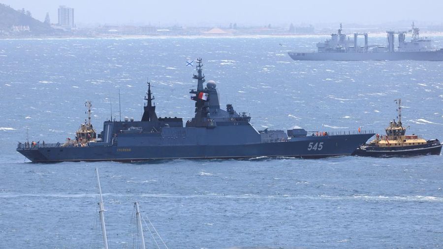 Kapal perang negara-negara BRICS Plus tiba untuk latihan maritim bersama di perairan Afrika Selatan, Jumat (9/1/2026). (REUTERS/Esa Alexander)