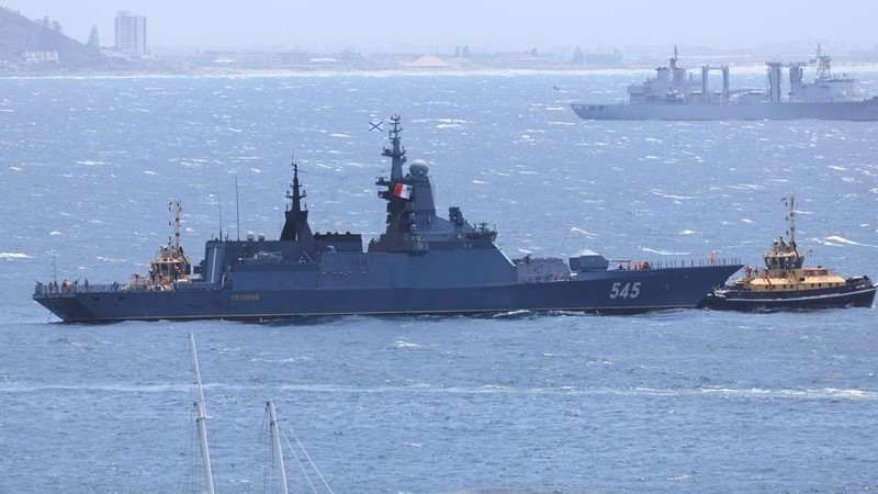 Kapal perang negara-negara BRICS Plus tiba untuk latihan maritim bersama di perairan Afrika Selatan, Jumat (9/1/2026). (REUTERS/Esa Alexander)