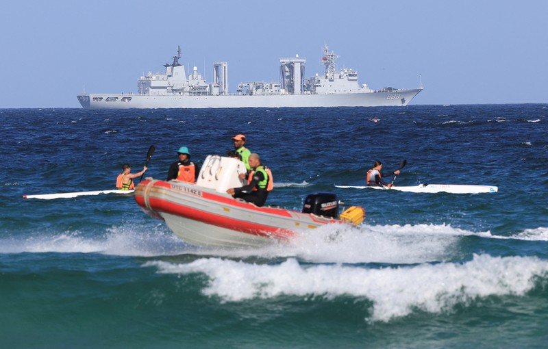Kapal perang negara-negara BRICS Plus tiba untuk latihan maritim bersama di perairan Afrika Selatan, Jumat (9/1/2026). (REUTERS/Esa Alexander)