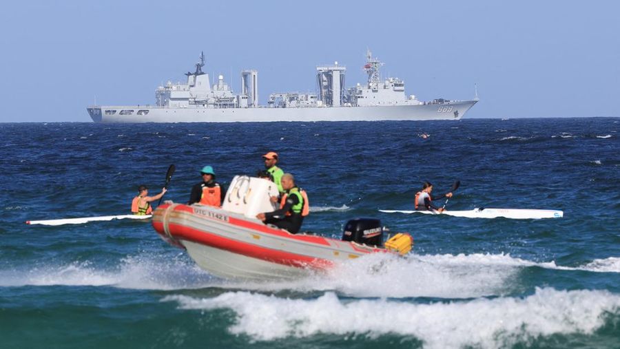 Kapal perang negara-negara BRICS Plus tiba untuk latihan maritim bersama di perairan Afrika Selatan, Jumat (9/1/2026). (REUTERS/Esa Alexander)