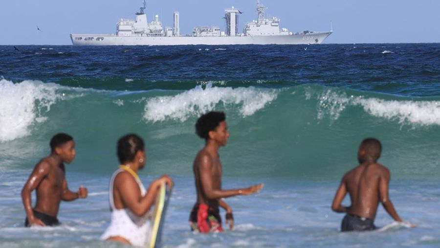 Kapal perang negara-negara BRICS Plus tiba untuk latihan maritim bersama di perairan Afrika Selatan, Jumat (9/1/2026). (REUTERS/Esa Alexander)
