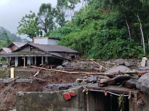 Video Desa Tempur Jepara Terisolir, Jalan Utama Longsor hingga Listrik Padam