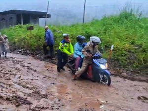 Longsor Terjang Jalur Geopark Ciletuh, Kendaraan Terjebak Lumpur