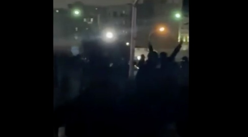 Asap mengepul saat para pengunjuk rasa berkumpul di tengah kerusuhan anti-pemerintah yang berkembang di Mashhad, provinsi Razavi Khorasan, Iran, Sabtu (10/1/2026). (via REUTERS/SOCIAL MEDIA)