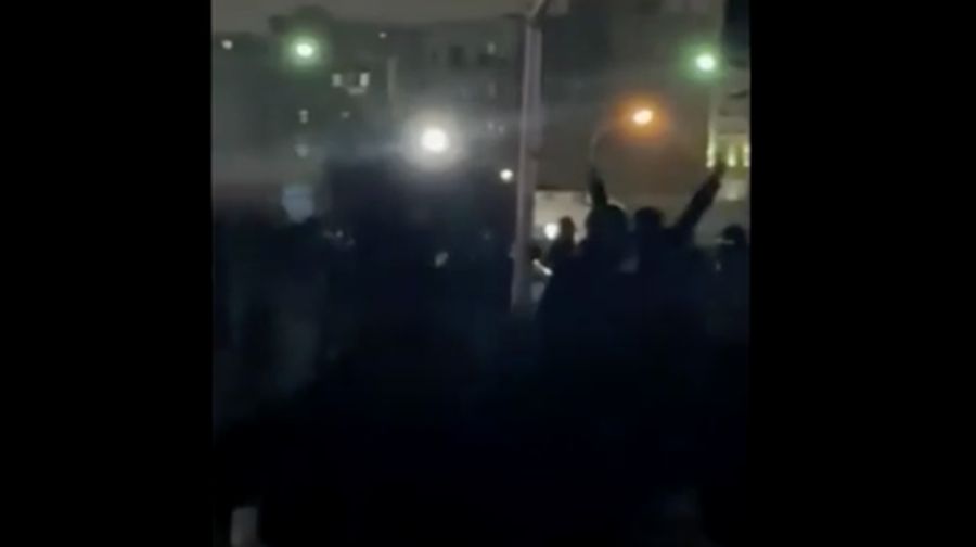 Asap mengepul saat para pengunjuk rasa berkumpul di tengah kerusuhan anti-pemerintah yang berkembang di Mashhad, provinsi Razavi Khorasan, Iran, Sabtu (10/1/2026). (via REUTERS/SOCIAL MEDIA)