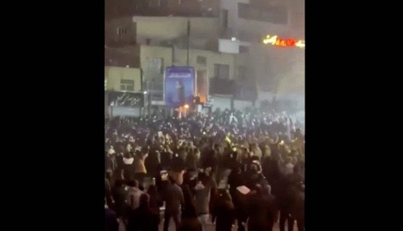Asap mengepul saat para pengunjuk rasa berkumpul di tengah kerusuhan anti-pemerintah yang berkembang di Mashhad, provinsi Razavi Khorasan, Iran, Sabtu (10/1/2026). (via REUTERS/SOCIAL MEDIA)