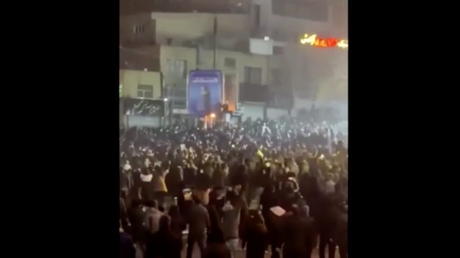 Asap mengepul saat para pengunjuk rasa berkumpul di tengah kerusuhan anti-pemerintah yang berkembang di Mashhad, provinsi Razavi Khorasan, Iran, Sabtu (10/1/2026). (via REUTERS/SOCIAL MEDIA)