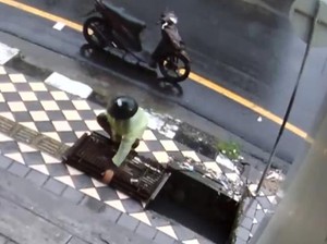 Pencuri Besi Penutup Gorong-gorong di Jalan Bau Massepe Parepare Terekam CCTV
