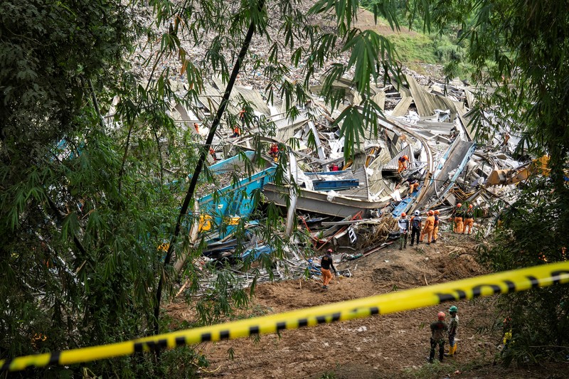 Petugas penyelamat melakukan operasi penyelamatan di lokasi runtuhnya tempat pembuangan sampah di Binaliw, Cebu, Filipina, Minggu (11/1/2026). (REUTERS/Lisa Marie David)