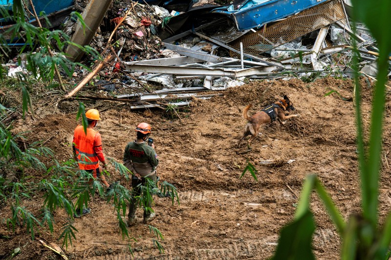 Petugas penyelamat melakukan operasi penyelamatan di lokasi runtuhnya tempat pembuangan sampah di Binaliw, Cebu, Filipina, Minggu (11/1/2026). (REUTERS/Lisa Marie David)