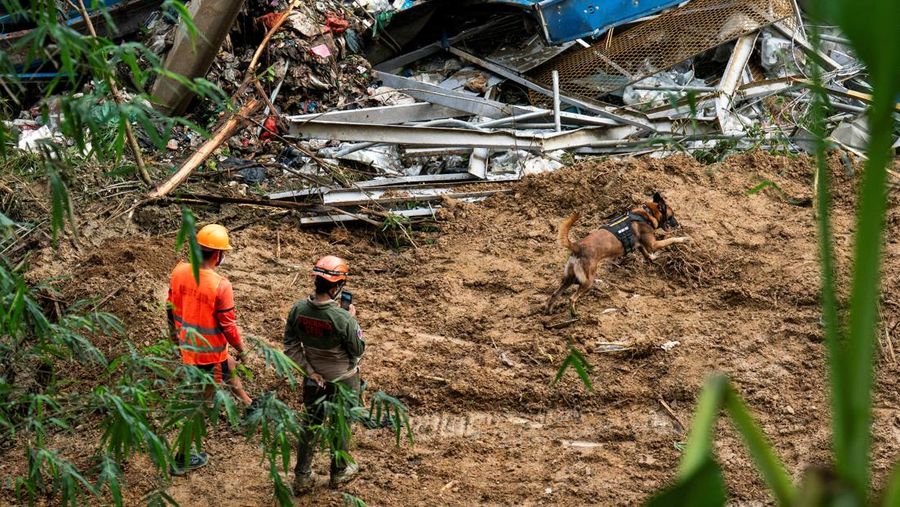 Petugas penyelamat melakukan operasi penyelamatan di lokasi runtuhnya tempat pembuangan sampah di Binaliw, Cebu, Filipina, Minggu (11/1/2026). (REUTERS/Lisa Marie David)