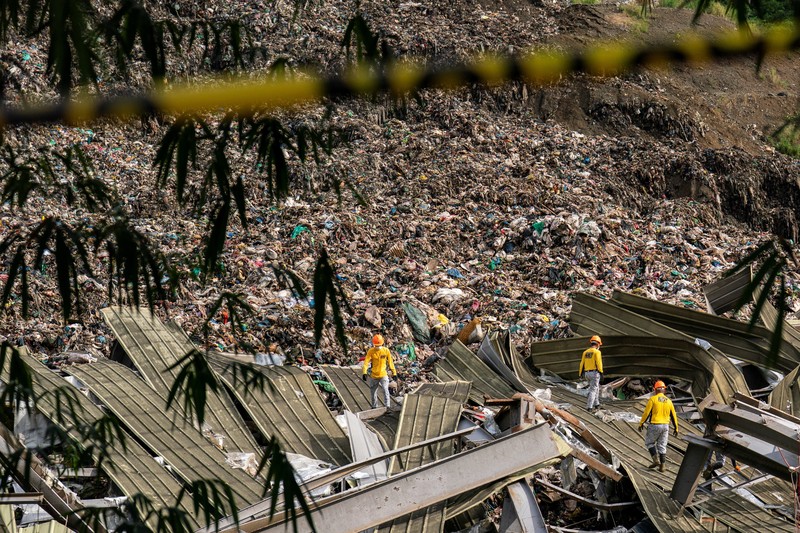 Petugas penyelamat melakukan operasi penyelamatan di lokasi runtuhnya tempat pembuangan sampah di Binaliw, Cebu, Filipina, Minggu (11/1/2026). (REUTERS/Lisa Marie David)