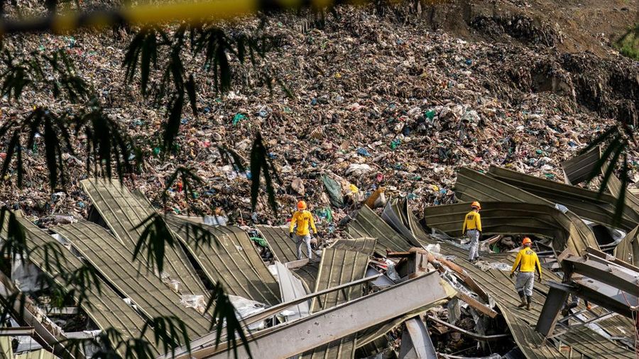 Petugas penyelamat melakukan operasi penyelamatan di lokasi runtuhnya tempat pembuangan sampah di Binaliw, Cebu, Filipina, Minggu (11/1/2026). (REUTERS/Lisa Marie David)