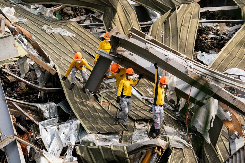 Petugas penyelamat melakukan operasi penyelamatan di lokasi runtuhnya tempat pembuangan sampah di Binaliw, Cebu, Filipina, Minggu (11/1/2026). (REUTERS/Lisa Marie David)